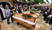 CELO SELO ZAVIJENO U CRNO: Malo Orašje sahranjuje petoricu mladića ubijenih u krvavom piru (FOTO/VIDEO)