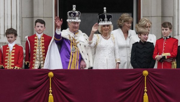 ЗАВРШЕНА ЦЕРЕМОНИЈА У ЛОНДОНУ: Нови краљевски пар поздравио са балкона Бакингемске палате (ФОТО)