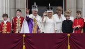 ZAVRŠENA CEREMONIJA U LONDONU: Novi kraljevski par pozdravio sa balkona Bakingemske palate (FOTO)