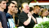 PET MAJKI ZAVIJENO U CRNO: U Malom Orašju sahranjena petorica mladića - žrtve krvavog pira Uroša Blažića (FOTO/VIDEO)