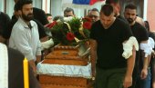 SINE, EVO TI IDE UČITELJICA: Potresna scena na sahrani mladića ubijenih u Malom Orašju