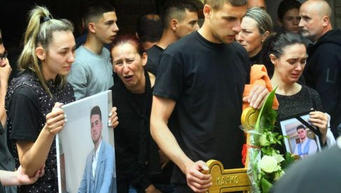 MAJKE KLONULE, GRČI IM SE UTROBA ŠTO IH JE NOSILA: Crni barjaci umesto đurđevdanskih venaca - sahranjena petorica mladića u Malom Orašju