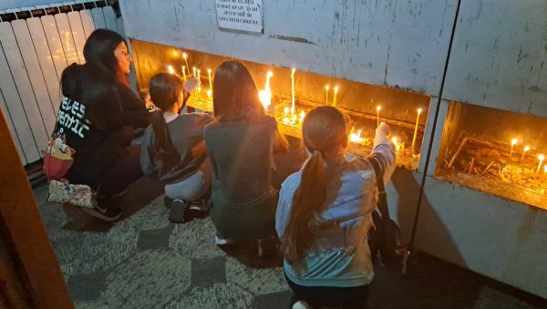 ЗА ПОКОЈ ДУША НАСТРАДАЛИХ У СРБИЈИ: Паљење свећа организовано у цркви Светог Василија Острошког