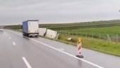 KAMION SLETEO SA PUTA U LIVADU: Saobraćajna nesreća na putu Srbobran–Feketić