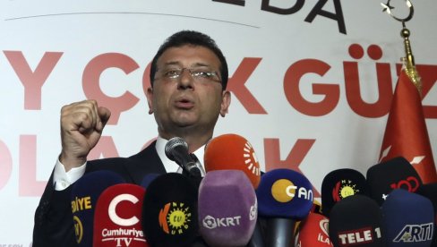 DEMONSTRANTI KAMENOVALI AUTOBUS GRADONAČELNIKA ISTANBULA: Imamoglu događaj nazvao provokacijom