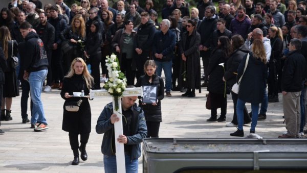 МАЛИ ГЕНИЈАЛАЦ КОЈИ ЈЕ УВЕК ЖЕЛЕО ВИШЕ И БОЉЕ: На Лешћу сахрањен дечак Андрија Чикић (ФОТО)