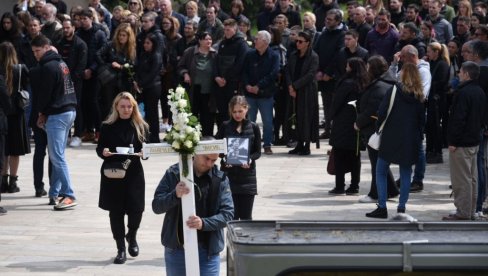 MALI GENIJALAC KOJI JE UVEK ŽELEO VIŠE I BOLJE: Na Lešću sahranjen dečak Andrija Čikić (FOTO)