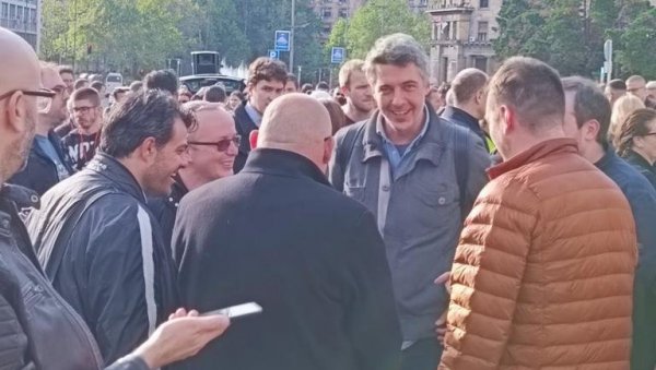 ДОК СРБИЈА ТУГУЈЕ, МИКЕТИЋ СЕ СМЕЈЕ: Срамно понашање Ђорђа Микетића на протесту