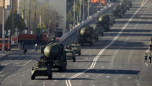 БЕЗ ОБЗИРА НА ПРЕТЊЕ КИЈЕВА Песков: Биће парада, поносно ћемо је гледати