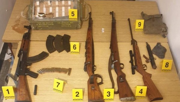 У ПЛАВУ УХАПШЕНЕ ДВЕ ОСОБЕ: Дете од 14 година вежбало пуцање из аутоматске пушке