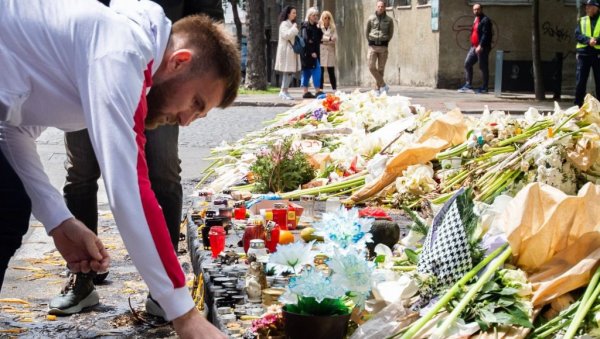 ДИРЉИВЕ СЦЕНЕ: Фудбалери Црвене звезде положили цвеће у част жртвама пуцњаве у Београду