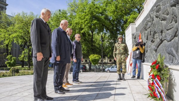 ПОЛОЖЕНИ ВЕНЦИ НА СПОМЕНИК ЖРТВАМА: У Суботици обележен Дан победе над фашизмом (ФОТО)