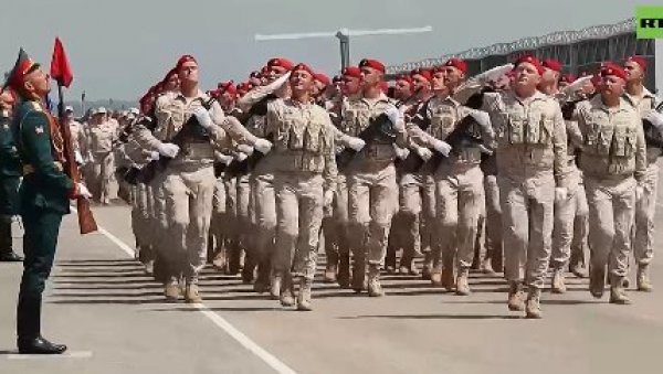 СИРИЈА ПАМТИ КО ЈЕ ОСЛОБОДИО СВЕТ ОД НАЦИЗМА: Парада победе одржана у руској бази Хмејмим