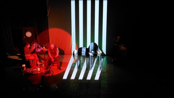 КАД ЉУДИ ПРЕСТАНУ ДА БУДУ ЉУДИ: Јелена Богавац о представи Бруклин и мачке у контејнерима, премијерно изведеној у Новом Пазару