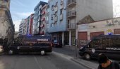 PRVE FOTOGRAFIJE SA MESTA PUCNJAVE U NOVOM SADU: Jake policijske snage ispred solarijuma u kom je momak ubio devojku, pa sebe (FOTO)