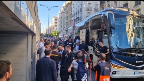 СРАМОТНО: Овако су навијачи Реала дочекали играче Партизана