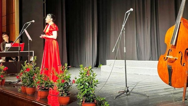 „УЗДАХ“ ИЗМАМИО АПЛАУЗЕ: Сузана Дашић у Параћину одржала хуманитарни концерт за Вука (ФОТО)