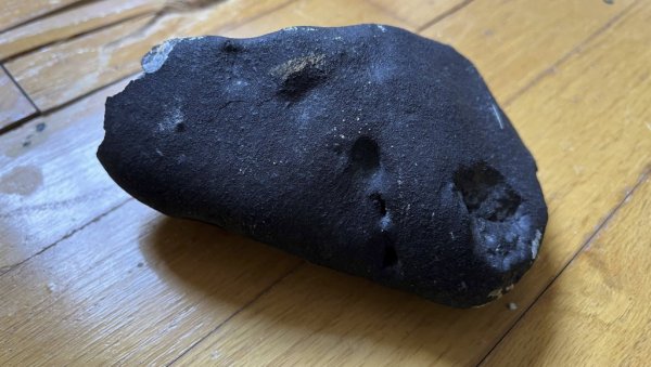 ПРОБИО КРОВ И ЗАВРШИО У ДНЕВНОЈ СОБИ: Породица из Њу Џерсија још у шоку после пада метеорита (ВИДЕО)