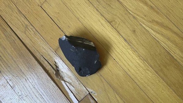 С НЕБА ПА У РЕБРА: Францускињу ударио метеорит док је пила кафу на тераси