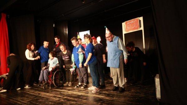 ИНКЛУЗИВНА ПРЕДСТАВА ЗА КУПОВИНУ ШТАМПАЧА: Заједничка акција Центра за пружање улуга социјалне заштите и театра „Гусани у магли“