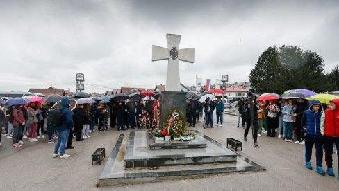 OSNOVCI IZ SARAJEVSKO-ROMANIJSKE REGIJE NEGUJU KULTURU SEĆANJA Na Vojničkom spomen-groblju Novi Zejtinlik održan istorijski čas