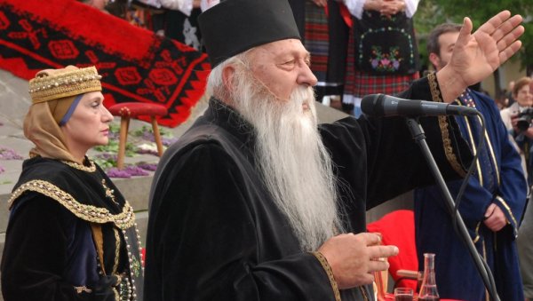 МОМИР БРАДИЋ ДОБИЈА СПОМЕН-БИСТУ У КРУШЕВЦУ: На Тргу глумаца скоро да више нема места за глумачке великане (ФОТО)