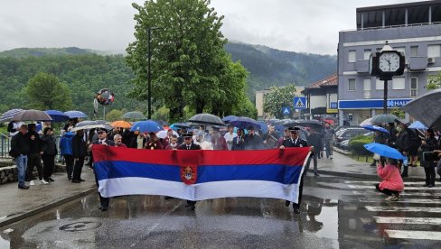 ТРОБОЈКЕ НА ЧЕЛУ: Литија праћена јаком кишом прошла улицама Пријепоља