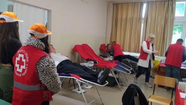 СРЕДЊОШКОЛЦИ ДАРИВАЛИ КРВ: Изузетно успешна мајска акција прикупљања крви у Параћину