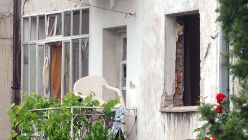 LETELI DELOVI FASADE I PROZORI: U Zmajevačkoj ulici pronađena i uništena eksplozivna naprava u dvorištu