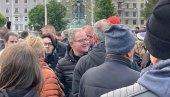 ЊЕМУ ЈЕ БАШ СМЕШНО: Срамно понашање Лутовца на политичком протесту у данима када Србија тугује