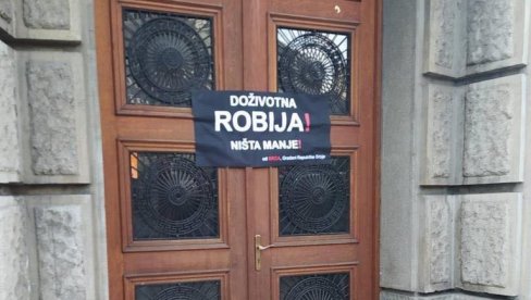 ЛИЦЕМЕРЈЕ ОПОЗИЦИЈЕ: Сраман транспарент на политичком протесту окачен на зграду Владе (ФОТО)