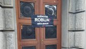 LICEMERJE OPOZICIJE: Sraman transparent na političkom protestu okačen na zgradu Vlade (FOTO)