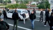 MAJKA SA ČETVORO DECE U AUTU NE MOŽE DA PROĐE PREKO MOSTA: Ovako izgleda politički protest protiv nasilja u Beogradu (VIDEO)