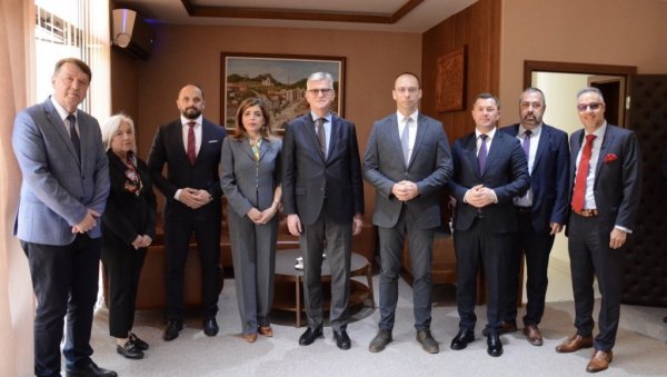 СРПСКА ЛИСТА СА ПРЕДСТАВНИЦИМА УНМИК: Насилним уласком у зграде српских општина може бити угрожен мир