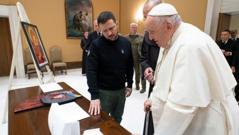 МЕДИЈИ ОЦЕЊУЈУ: Зеленски увредио папу Фрању промашеним поклоном