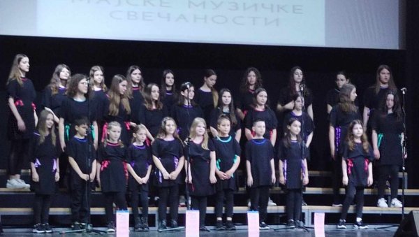 ЗЛАТНО ОДЛИЧЈЕ ЗА НАЈМЛАЂЕ ХОРИСТЕ: Малишани из Зрењанина однели победу