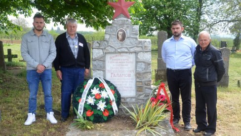 SLIKA IZ MOSKVE OBRADOVALA SRBE: Gardijski poručnik Mihail Zaharovič Galanov dobio fotografiju na spomeniku