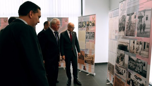 У ЧАСТ АМЕРИЧКЕ МЕДИЦИНСКЕ МИСИЈЕ: Министар Вучевић и амбасадор САД Хил обишли изложбу у Новом Саду