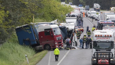 ТЕШКА НЕСРЕЋА У СЛОВАЧКОЈ: Сударили се аутобус и камион, 37 повређених (ФОТО)
