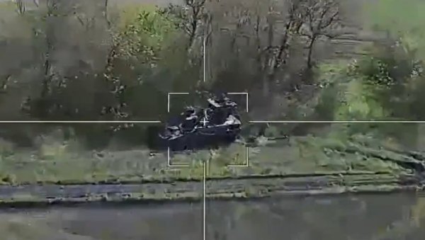 ПОГЛЕДАЈТЕ - СМРТОНОСНИ ЛАНЦЕТ НА ДЕЛУ: Украјинци објавили снимак уништења британског ПВО система Стормер (ВИДЕО)