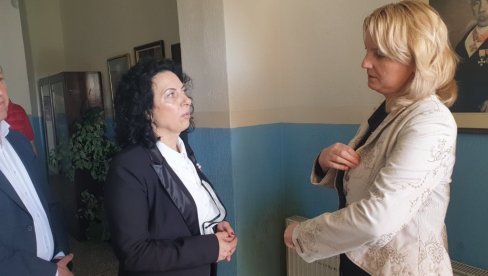 ZAHTEV DA ŠKOLU OBEZBEĐUJU POLICIJA I KFOR: Predsednica opštine Gračanica obišla školu u Ugljaru pokraj koje je sinoć pucano