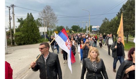 IPAK JOŠ JEDAN POLITIČKI PROTEST: U blokadi sa radnicima Kolubare - Tatjana Manojlović, potpredsednica DS-a (FOTO)
