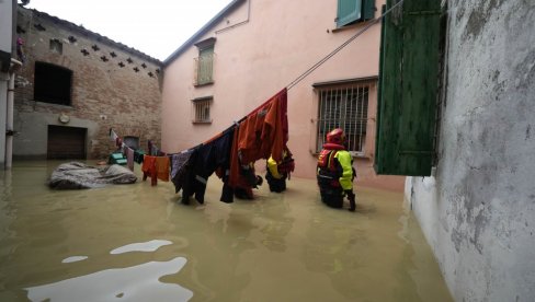 POVEĆAVA SE BROJ ŽRTAVA POPLAVA: U Italiji i danas na snazi crveni meteo-alarm, građani bez struje i vode za piće