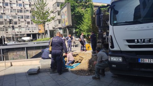 НАШЛИ ОДАКЛЕ ЦУРИ ВОДА: Екипе Водовода  и канализације поново на углу Нушићеве и  Дечанске улице