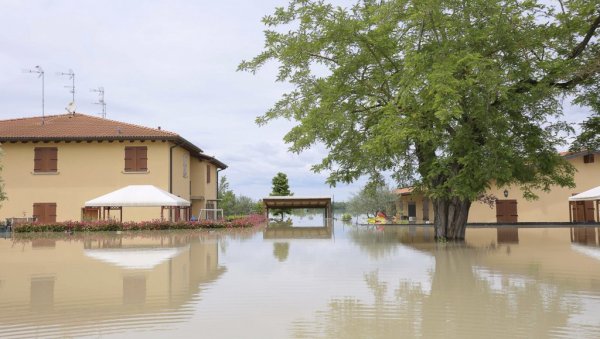 БРОЈ СТРАДАЛИХ РАСТЕ: Разорне поплаве узимају све већи данак широм Италије (ФОТО)