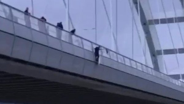 ОКОНЧАНА ДРАМА: Спасена непозната особа која је претила да ће скочити са моста у Новом Саду (ВИДЕО)