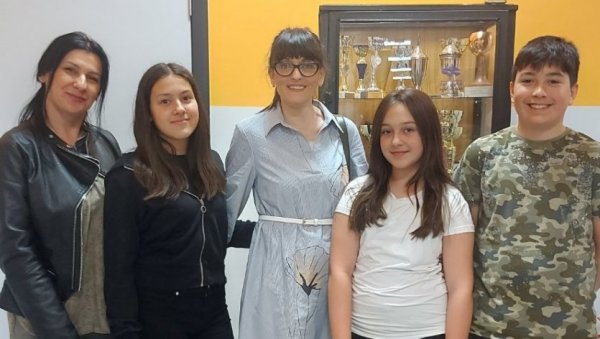 ЂАЦИ ЗАБЛИСТАЛИ НА ДВА ТАКМИЧЕЊА: Успех ОШ Светозар Марковић из Лапова