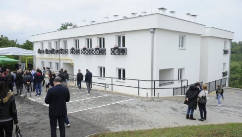 NOVI DOM ZA 20 PORODICA: U Vrnjačkoj Banji uručeni ključevi stanova za izbeglice iz Hrvatske i BiH