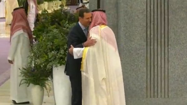 СНИМАК ИСТОРИЈСКОГ ТРЕНУТКА: Загрљај Асада и саудијског принца на самиту Арапске лиге (ВИДЕО)