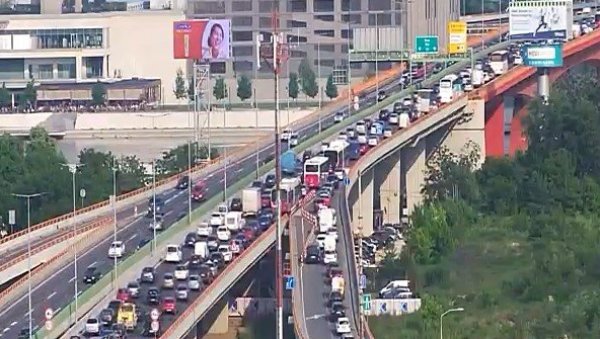 ПЕТАК, ШПИЦ И РАДОВИ: Саобраћај успорен, велике гужве широм Београда